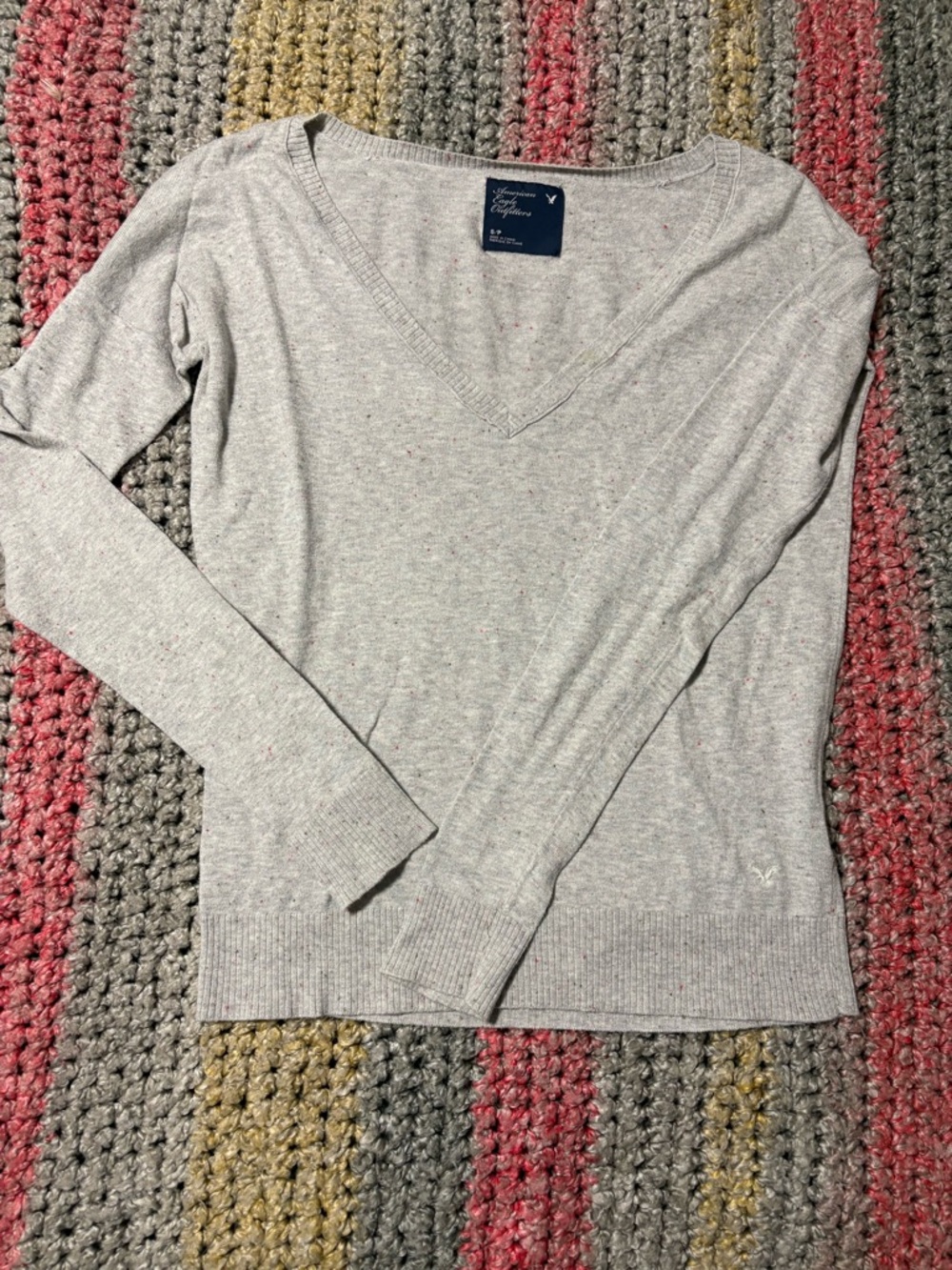 American Eagle Light Grey Speckled V-Neck Sweater - Size Small